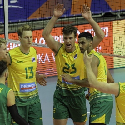 equipa masculina de voleibol com camisolas amarelas e verdes durante jogo