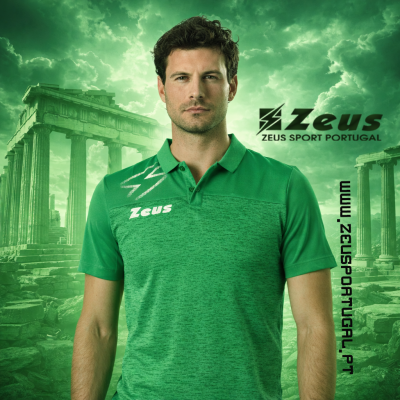 Homem com polo desportivo verde da marca Zeus com ruínas gregas ao fundo