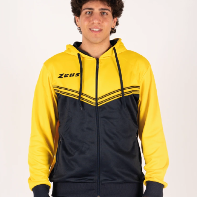 Casaco desportivo amarelo e azul escuro com capuz, fecho de correr e letras ZEUS.