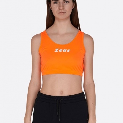 Mulher vestindo top desportivo laranja fluorescente com texto Zeus e calções pretos