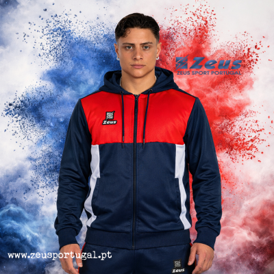 Homem com fato de treino vermelho, azul escuro e branco com logótipos Zeus em fundo colorido