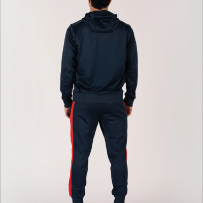 Conjunto desportivo azul escuro com riscas vermelhas em modelo de costas