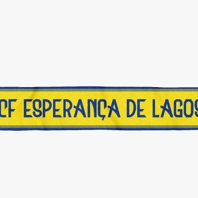 Cachecol amarelo com texto 'CF ESPERANÇA DE LAGOS' e franjas brancas.
