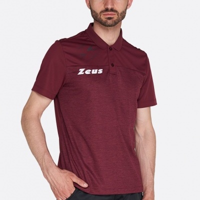 Homem com polo bordeaux Zeus e calças pretas com estampado
