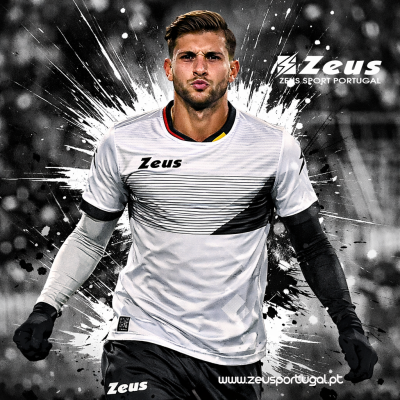 Camisa de futebol branca com padrão preto usada com calças pretas e luvas, modelo mostra a marca Zeus