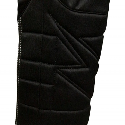 Detalhe de vestuário preto acolchoado com costura branca