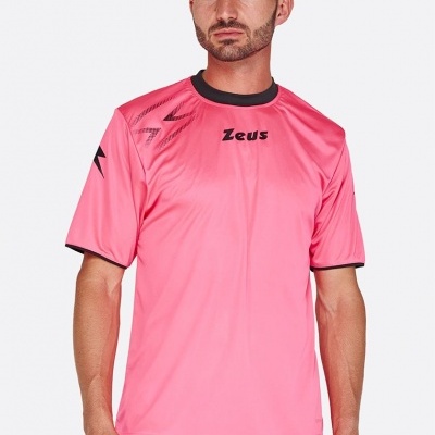 T-shirt desportiva rosa com detalhes a preto usada por homem