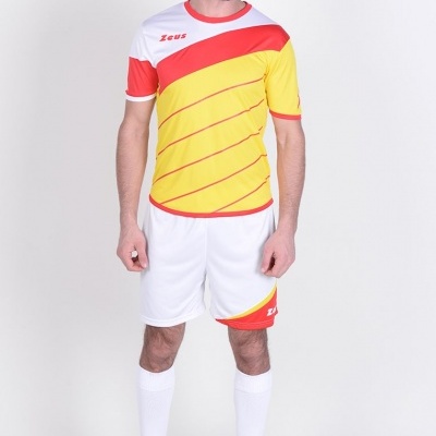 Homem com fato de treino desportivo colorido posando em fundo branco