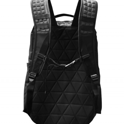 Mochila preta acolchoada com alças largas e fivela metálica