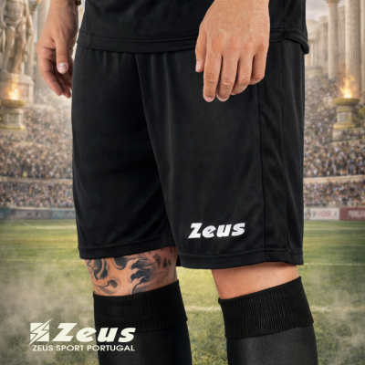Calções desportivos pretos com logotipo Zeus em campo de futebol