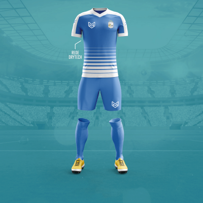 Uniforme de futebol azul com riscas brancas e golas brancas em estádio