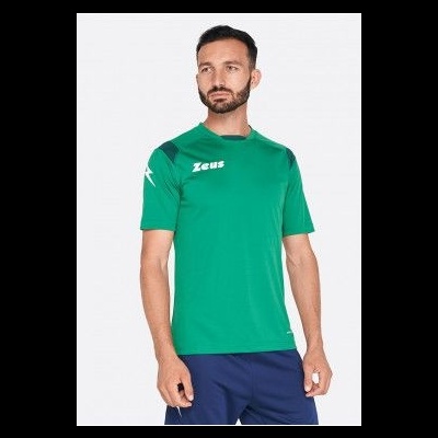 Homem com camiseta verde 'Zeus' e calções azuis