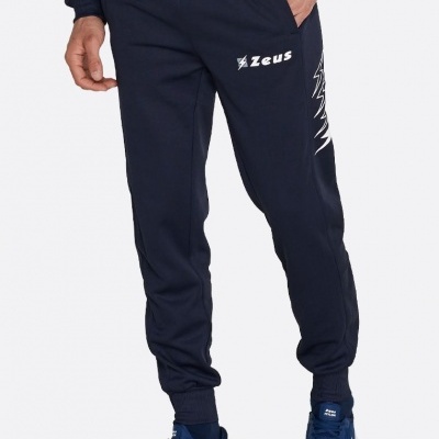 Calças de treino pretas com logótipo Zeus e ténis azuis