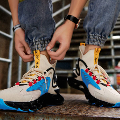 Ténis desportivos coloridos com sola preta robusta