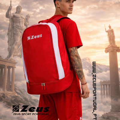 Mochila desportiva vermelha Zeus com detalhes brancos e logótipo, jovem em roupa vermelha, fundo com estátuas clássicas