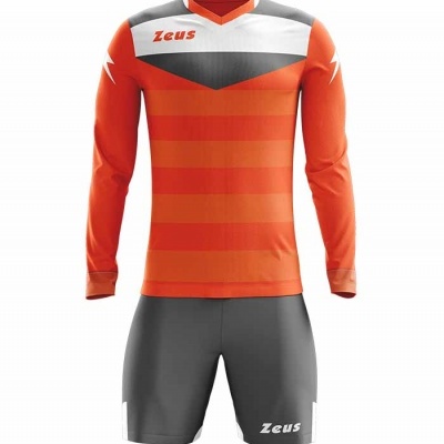 Conjunto desportivo laranja e cinzento com texto Zeus