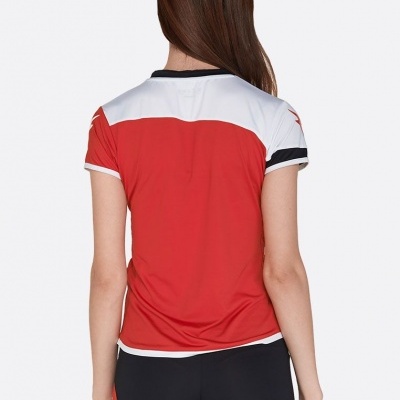 Conjunto desportivo feminino com t-shirt vermelha, branca e preta e calções curtos pretos com detalhes em branco e vermelho