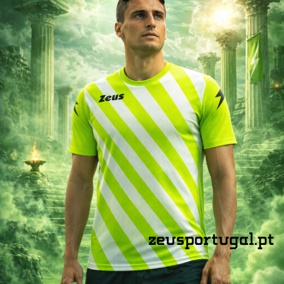 Camisola desportiva verde e branca com texto Zeus e símbolo de raio