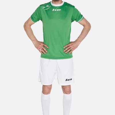 Homem com roupa desportiva verde e branca da marca Zeus