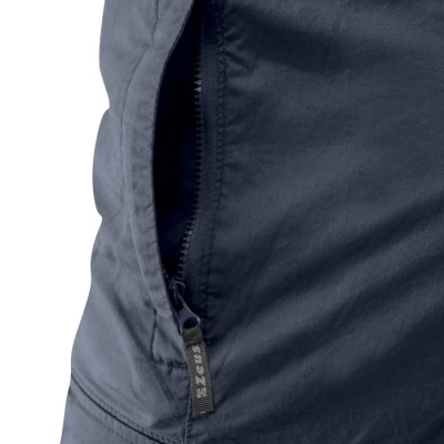 Detalhe de bolso com fecho de correr em peça de roupa azul escura