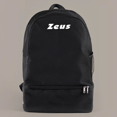Mochila preta com a palavra Zeus escrita em branco