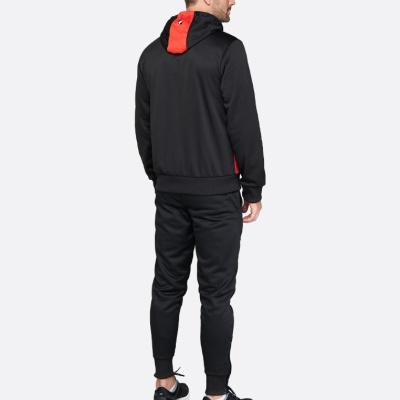 Homem de costas vestindo fato de treino preto com capuz vermelho