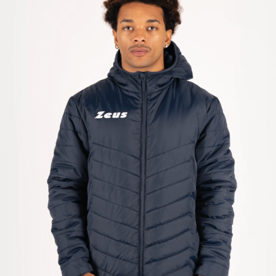 Casaco acolchoado azul escuro com capuz e texto Zeus branco no peito