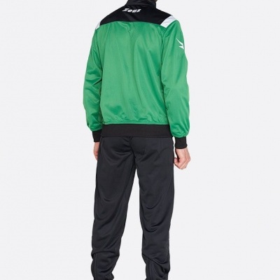 Homem de costas com casaco verde e calças pretas desportivas.