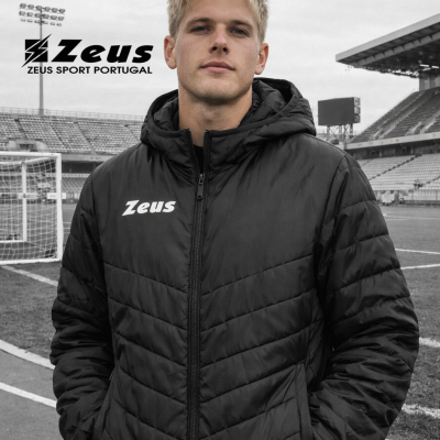 Casaco acolchoado preto Zeus usado por homem em estádio de futebol