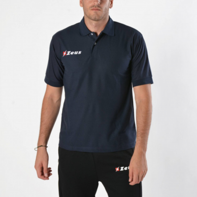 Polo masculino azul escuro com logótipo ZEUS e calças pretas com logótipo ZEUS