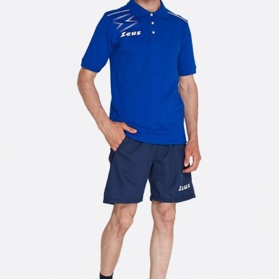Homem com polo e calções desportivos azuis com logos Zeus