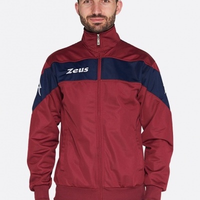 Casaco desportivo vermelho com detalhes azuis e texto Zeus