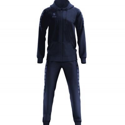 Conjunto de roupa desportiva azul escuro com capuz e calças detalhadas com texto.