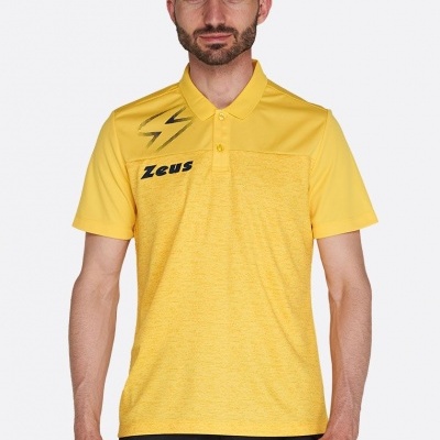 Homem com polo amarelo e calças pretas com detalhes de logótipos e raios.