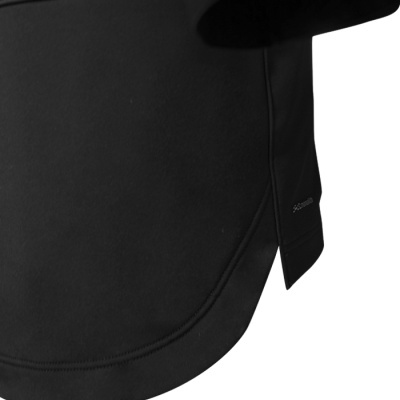 Detalhe de tecido preto com etiqueta Columbia