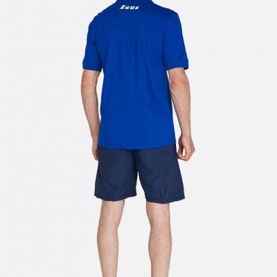 Homem de costas com camisola polo azul, calções e sapatilhas azuis.