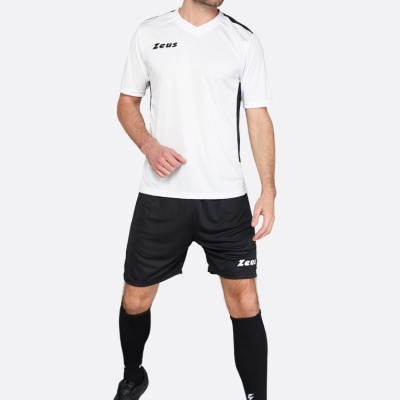 Homem com kit de roupa desportiva branca e preta da ZEUS sobre fundo branco