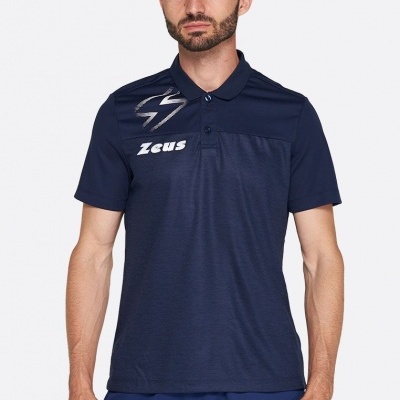 Homem com polo azul escuro Zeus e calças azuis Zeus