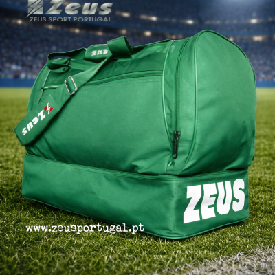 Mala desportiva verde Zeus em campo de futebol iluminado
