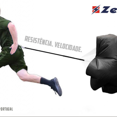 Paraquedas de treino preto Zeus com corredor vestido de verde