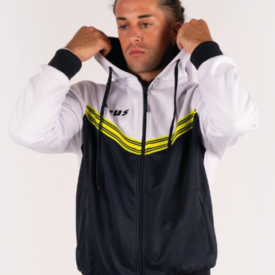 Casaco desportivo com capuz branco, azul escuro e amarelo com texto FUS no peito