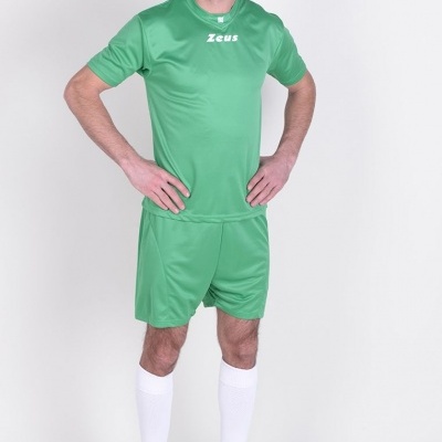 Homem com fato de treino verde e sapatilhas cinzentas com detalhes verdes.