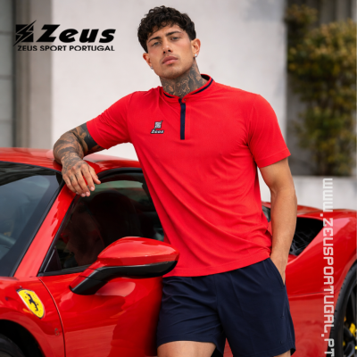 Homem com camisola desportiva vermelha e calções azul escuro junto a carro vermelho Ferrari