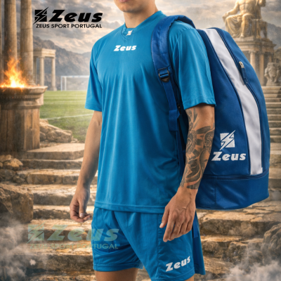 Atleta com equipamento desportivo e mala Zeus azul e branco em cenário clássico antigo