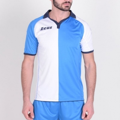 Homem a usar conjunto desportivo azul claro e branco da marca Zeus
