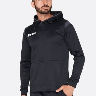 Homem com sweatshirt preta com capuz e calças desportivas pretas com logos Zeus brancos