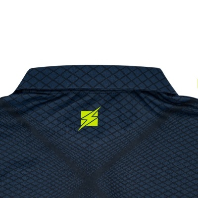Gola de peça de vestuário azul escuro com padrão quadriculado e logótipo amarelo com raio