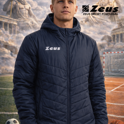 Homem com casaco azul escuro Zeus em campo desportivo com bolas e estátuas gregas ao fundo