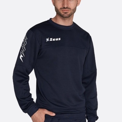 Homem com fato de treino azul escuro com logótipo Zeus branco