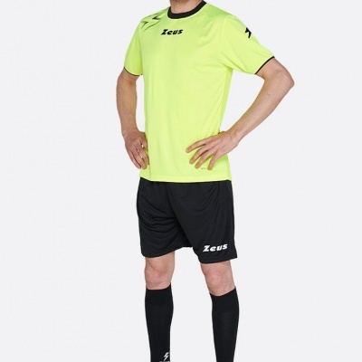 Homem vestindo equipamento desportivo amarelo fluorescente e preto da marca Zeus